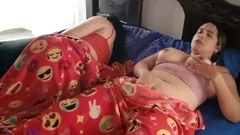 Masturbando ao lado do meu amigo descansando!
