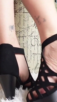 Aku suka banget cara pakai strap-on dan peluk kakiku, cara mereka melintas di kulitku