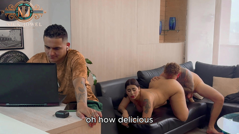 NickJowel: 나는 친구가 컴퓨터 작업을 하는 동안 아내와 섹스를 한다