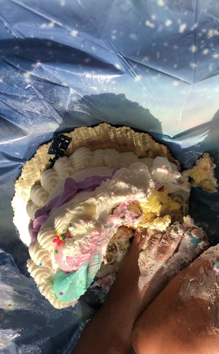 Baby Soles: Rozbití narozeninový dort nohama