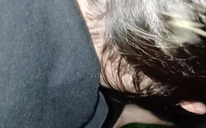 Lesbian-illusion: 她把我钉在公园里的一棵树上，然后贪婪地吃我的阴户