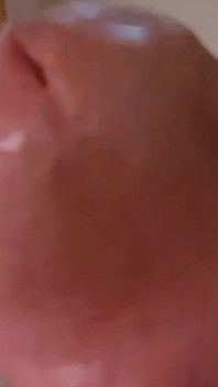 Une grosse bite grandit pour une grosse éjaculation