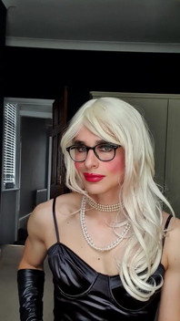 Ich necke dich in meinem schwarzen satinkleid, voll make-up, perlen, opernlederhandschuhe, strümpfe, strapsen, perlen, keuschheit, blondine
