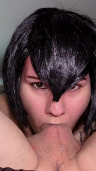 Goth Mavis Cosplayer girl daje twarde balldeep głębokie gardło i dostaje ogromne obciążenie w jej thorat