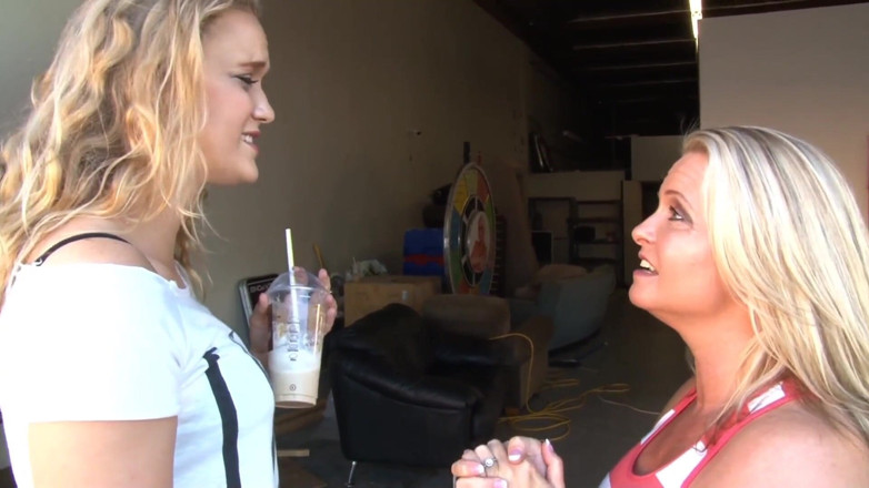 Radical Lesbian: Une MILF et une ado