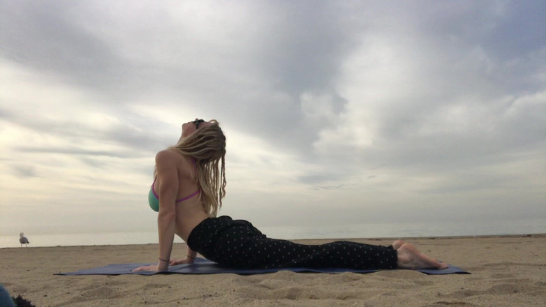 Serene Siren: Joga plażowa w bikini