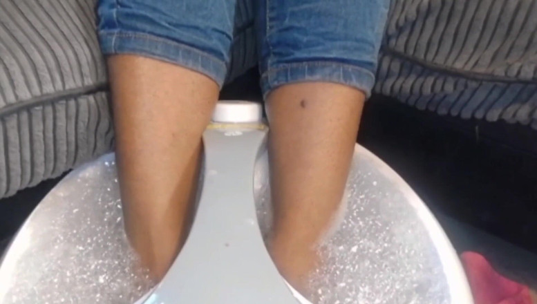 Simp to my ebony feet: Joi tapak berkedut