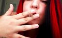 Kat Fire: Yaramaz üniversiteli kız sigara içiyor