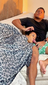 Mamma e figliastro condividono un divano