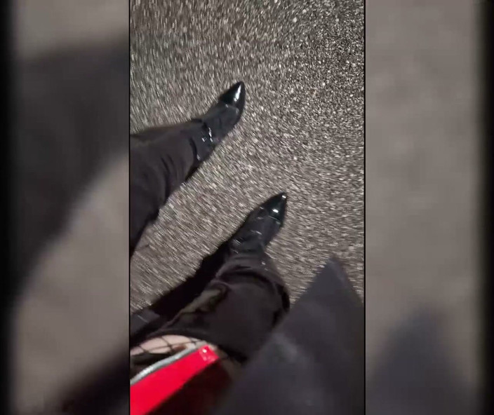 Chatuser: Promenade dans une maison de parking, une blonde dans des...