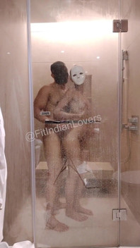 Fit pareja india teniendo sexo erótico en la ducha
