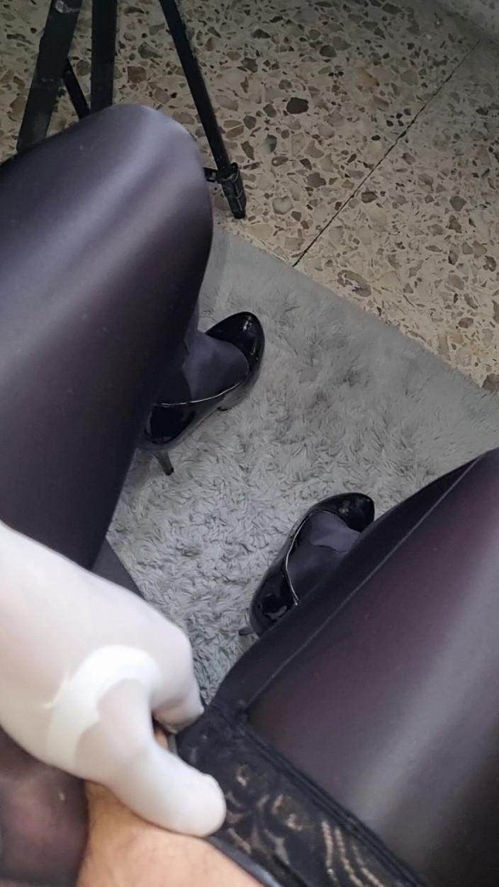 Sexy shinny clothes: POV Schwarze Strümpfe aus flüssiger Seide mit transparentem Höschen