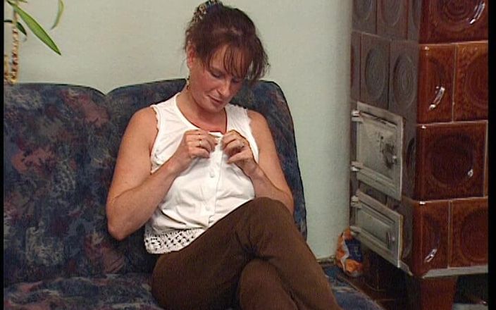YOUR FIRST PORN: Tina Erzaehlt und Zieht Sich Aus - softclip Tina说话并脱掉衣服 - 软剪辑
