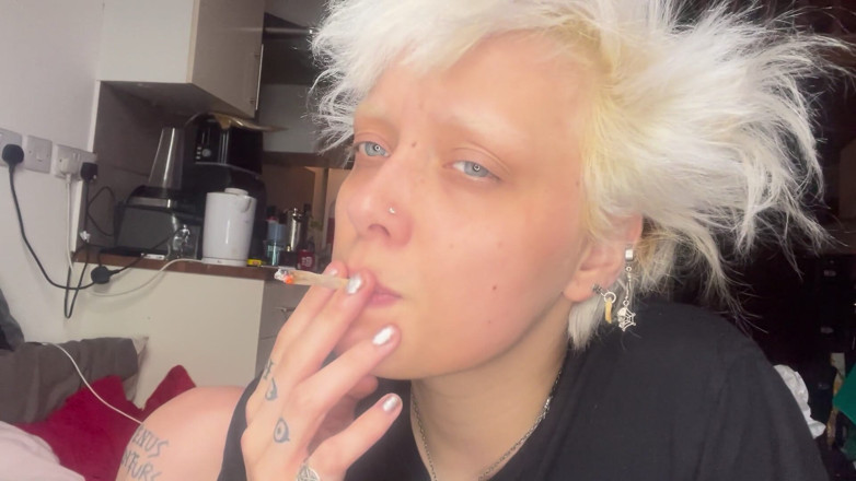 Glitterqueen1999: 3 nuovi video dove fumare in topless
