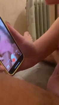 Sexwife parla al telefono con suo marito cornuto mentre lei viene scopata da uno sconosciuto