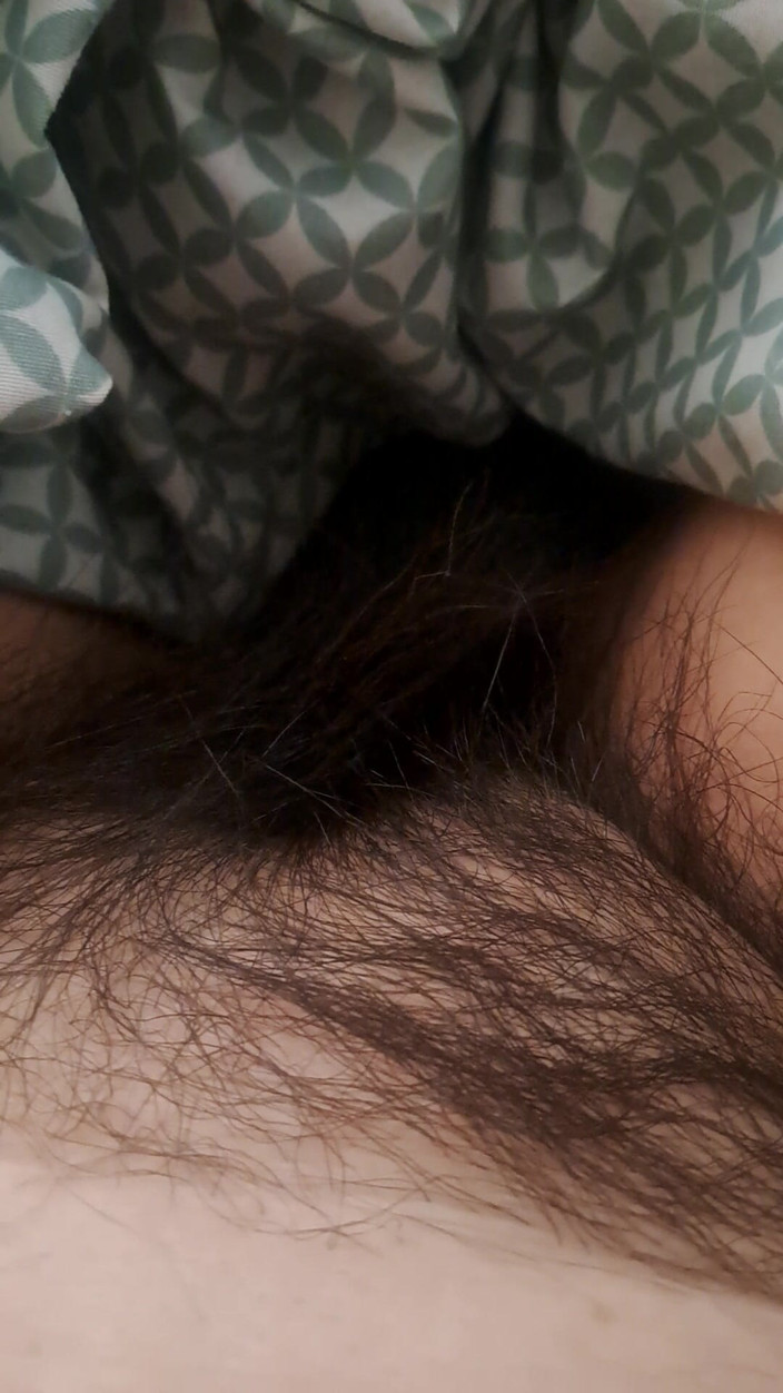 Mommy big hairy pussy: Milf tocando sua buceta peluda