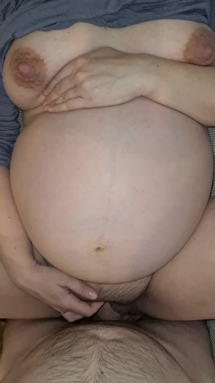 Testicarl: 怀孕的熟女妻子与继子出轨 - 在沙发上内射