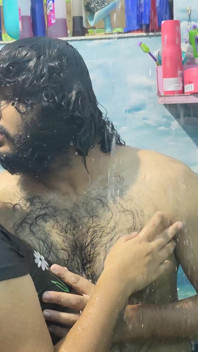 Casal quente toma banho no banheiro