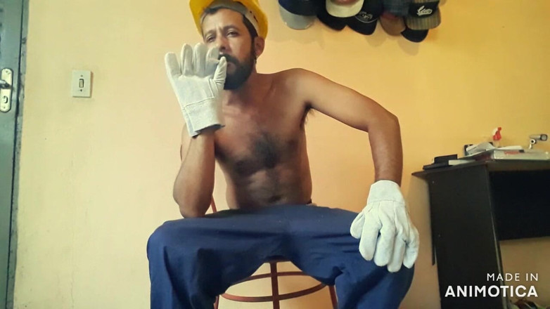 Stink HairyMale: Dělnice kouří, prohýbá, rukavice