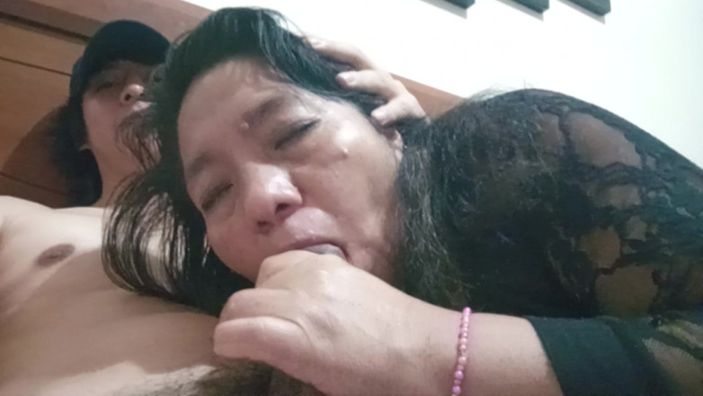 Moo DBOXXX: 熟女クリスチャンは顔にミルクを塗り、私とセックスするのが大好きで、夫はまだ教会にいます