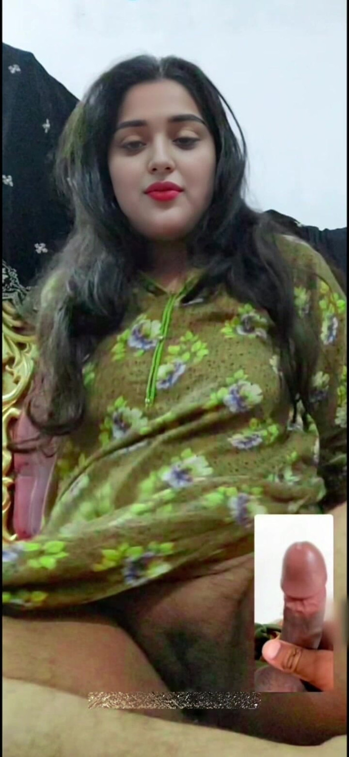 Your_aisha: Regina De pe Instagram își expune țâțele în apel video, se masturbează pentru...