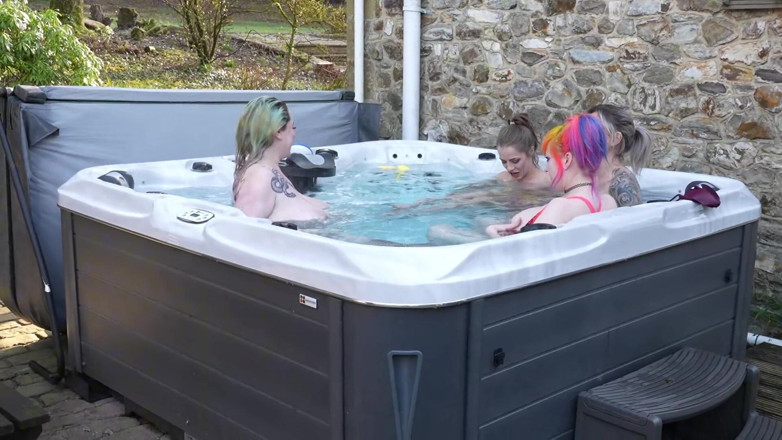 Bambi_beauty1: Holky v horké vaně!