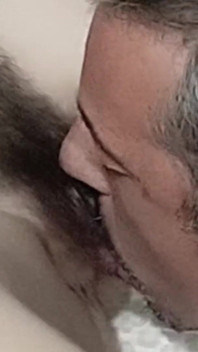 Meu meio-irmão come minha buceta peluda apaixonadamente, me trazendo para um delicioso orgasmo