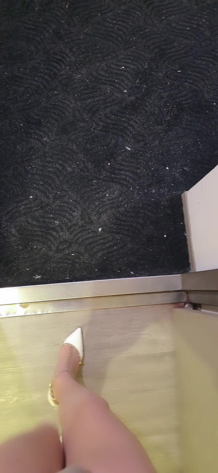 Taiwancdgirl: Sal de la habitación vistiendo solo bragas y tacones altos