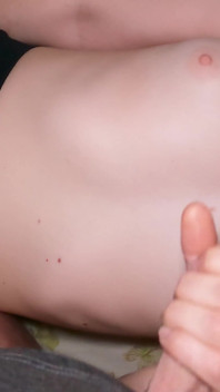 Stiefschwester stimmte einem schnellen handjob zu!