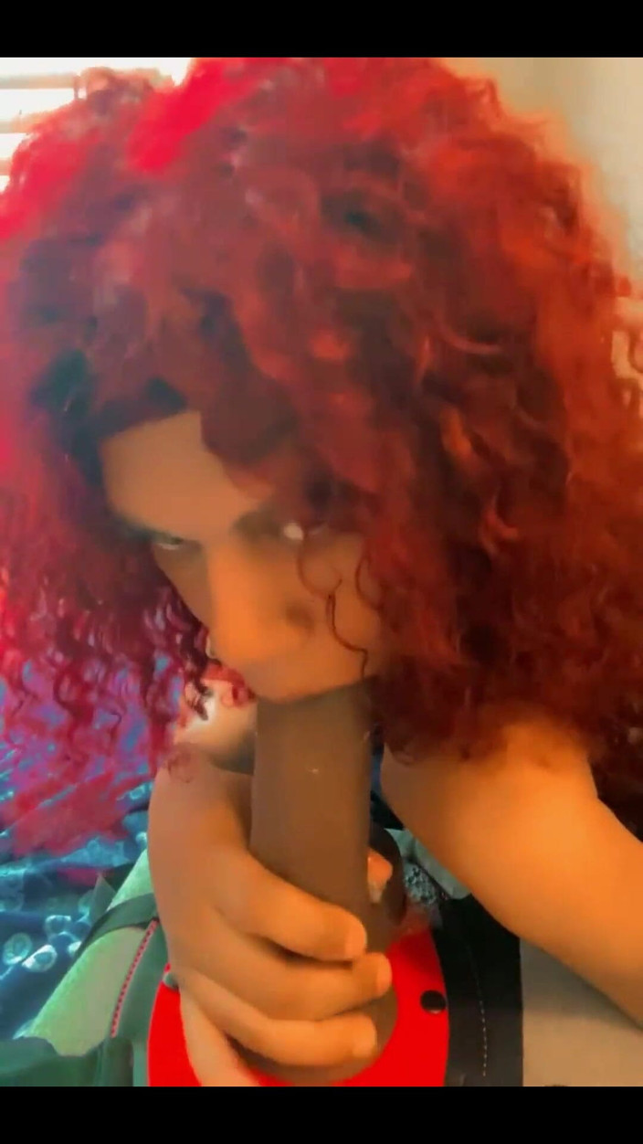 Hicktown_hoochi: Succhiando un grosso dildo nero