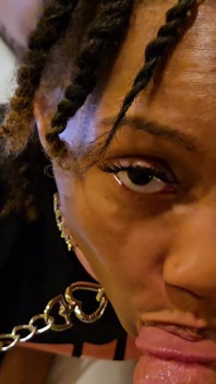 Sexy submissa negra puta Maddie X recebe garganta fodida e engasga