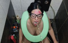 Toilet Mommy: Maledizione! Sono una stupida puttana del cazzo umano. Guardami!