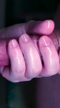 Een teef met een masker vindt het heerlijk om lul af te trekken met olie