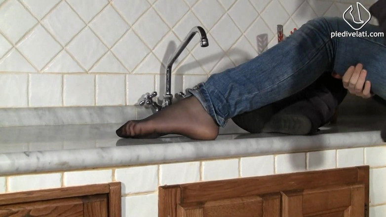 Foot Fetish HD: Eva, ein schönes teenager-schätzchen reibt ihre füße in der küche
