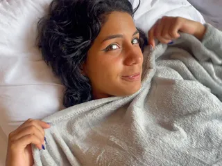Encuentro a mi linda hermanastra desnuda en mi habitación y quiero follarla duro y correrme en su culo