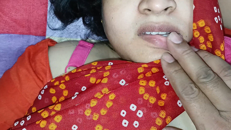 kirti bhabhi: 마사지를 해주면서 계모를 따먹는 배다른 아들