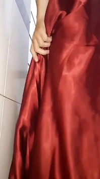 Vestido longo de cetim à noite