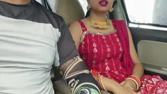 Une jolie bhabhi desi indienne se fait baiser par une énorme bite dans une voiture sur un parking risqué