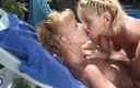 Mature NL: Napalona dojrzała tama i blond nastolatka lizanie cipki blisko basenu