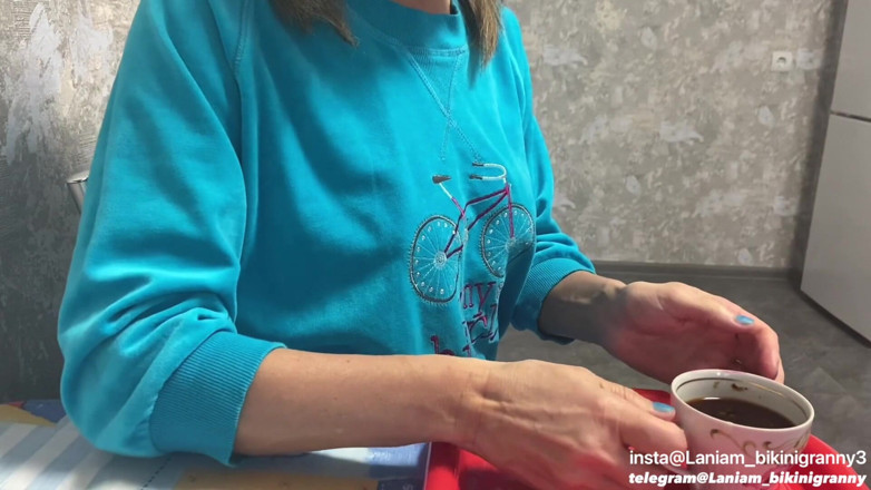 Ladyloveyoung60: Krémová mrdková káva pro potravinový fetiš babičky CFNM