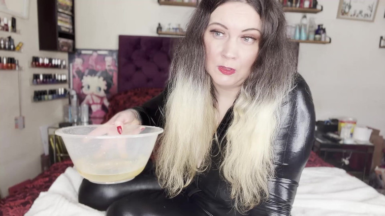 MissFFW: Dominatrix Ffw se mea en un cuenco para mostrar a...