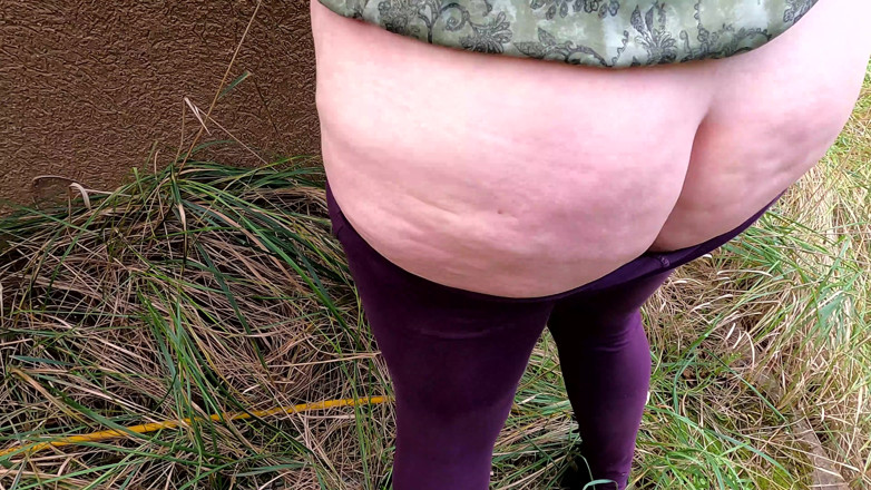 Bouncy Tits Action: Шлепает ее голые сиськи до красного на стройке