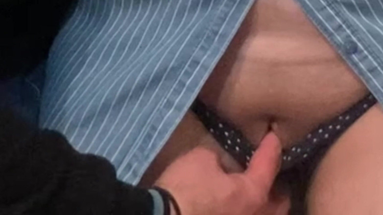 Niki studio: 지하철에서 낯선 사람이 손가락으로 손가락으로 젖어 있는 핫한 보짓물 보지