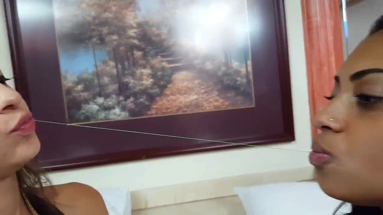 FetishKing: Gorące lesbijskie pocałunki