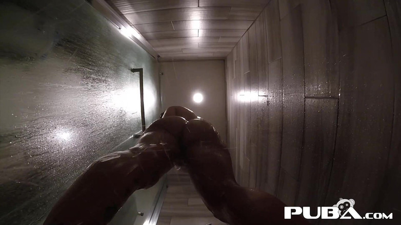 PUBA Solo: Prachtige Jezebelle Bond met grote tieten houdt van douchen