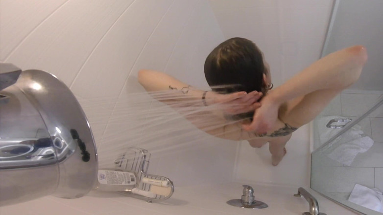 Real Amateur Sluts: Sara Indeep tomando una ducha