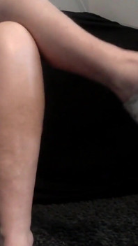 Sexy et aux jambes sur une chaise basse 3