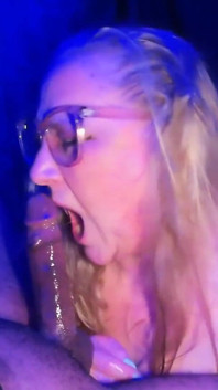 Blond milf ssie i głębokie gardło kutas, aż peruka spada