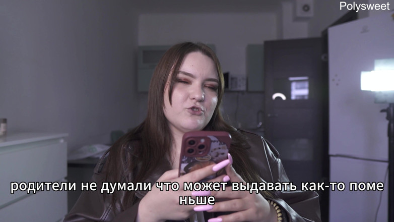 Polly Sweet: Příběh – Byla nahá a hrála si s prodejcem, zatímco kolem...