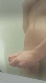 Io e io mi tocco le dita in bagno